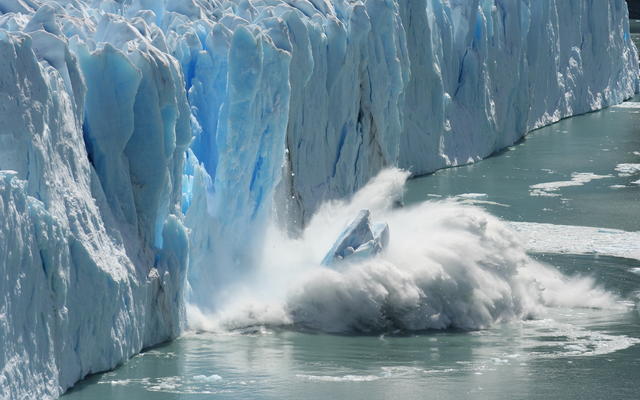 Ice sheet collapse caught on camera