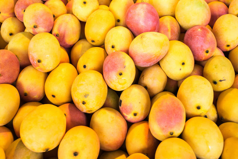 A pile of mangoes