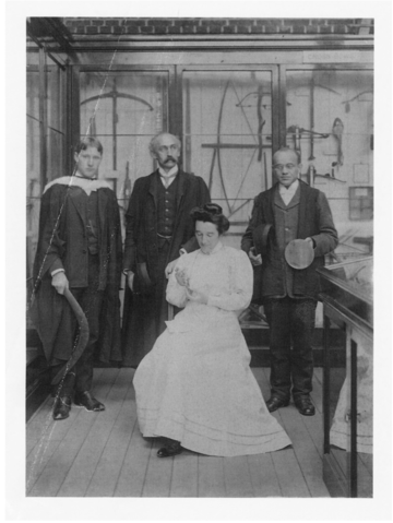 The first three Diploma of Anthropology students with (standing centre) Henry Balfour. From L to R: Francis Knowles, Barbara Freire-Marreco, Harley.